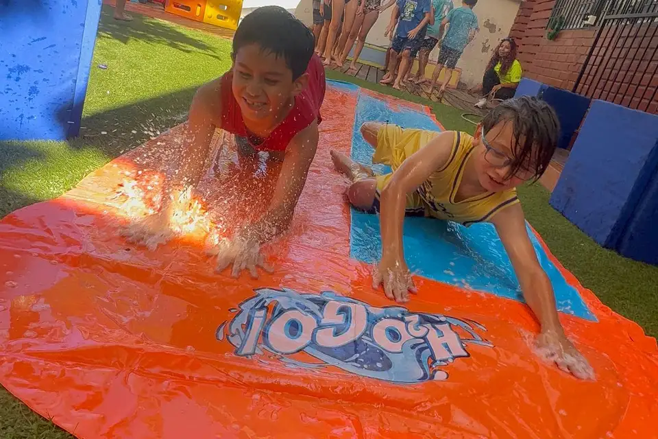 Niños y niñas disfrutando de AquaKids en un cumpleaños