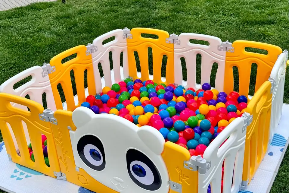 Niños y niñas disfrutando de Arcoíris en un cumpleaños