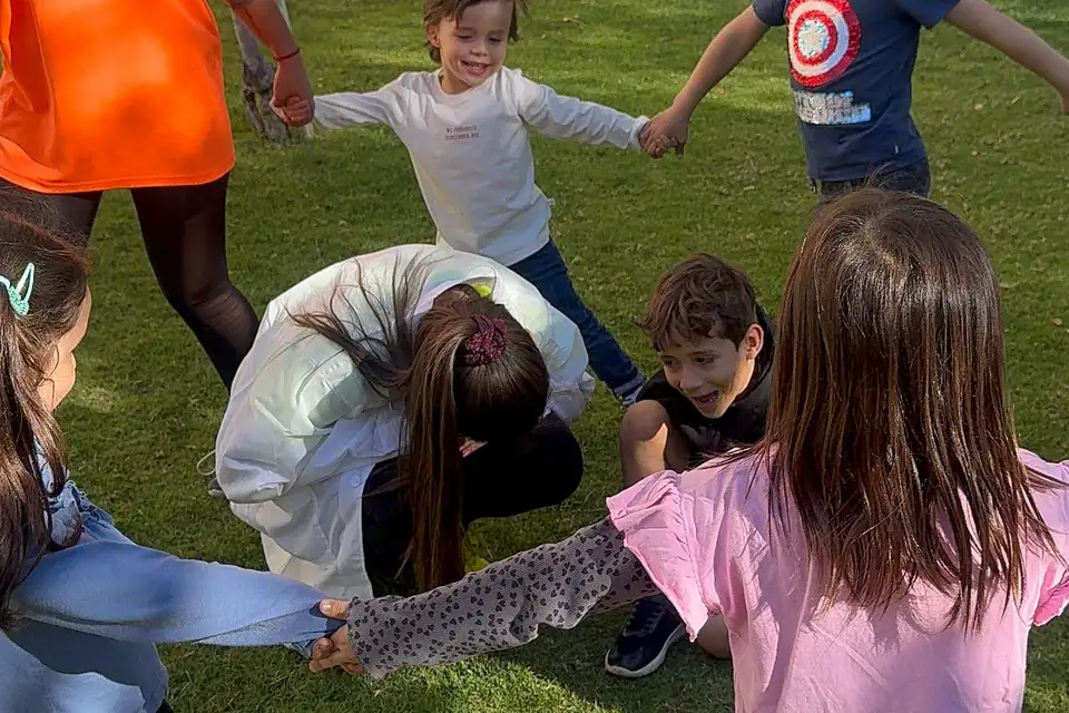 Niños y niñas disfrutando de Átomo+DeporteKids en un cumpleaños