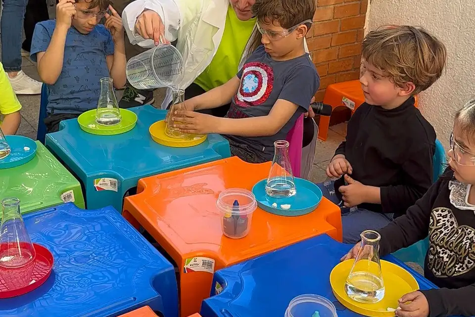 Niños y niñas disfrutando de ÁtomoKids en un cumpleaños