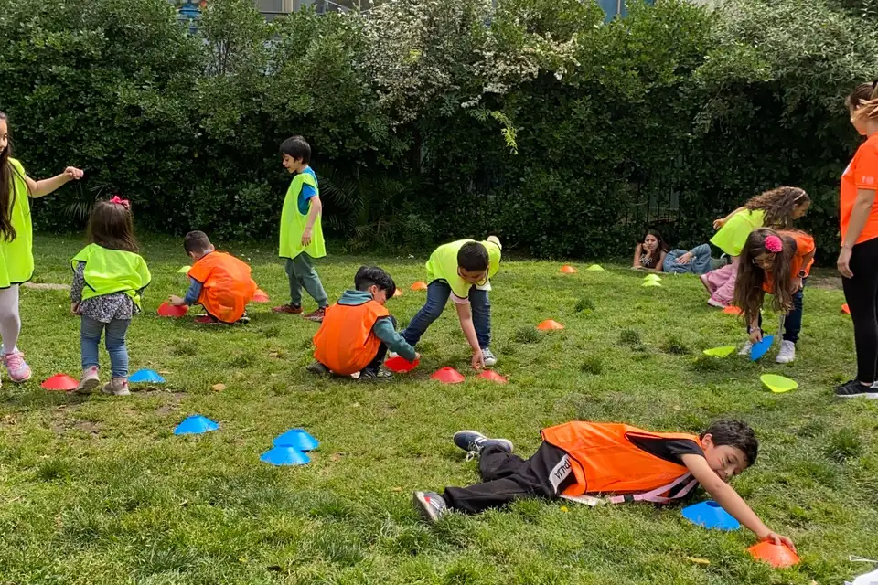 Niños y niñas disfrutando de DeporteKids en un cumpleaños