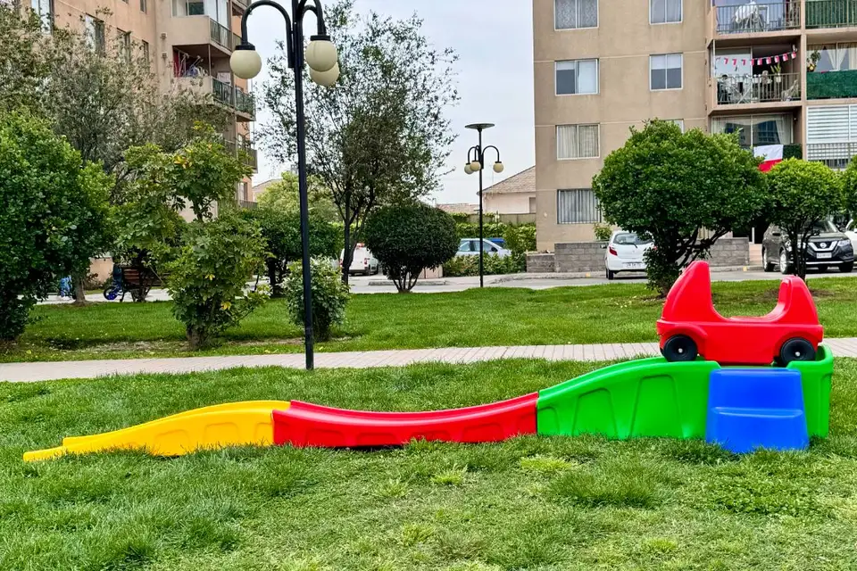 Niños y niñas disfrutando de Dino en un cumpleaños