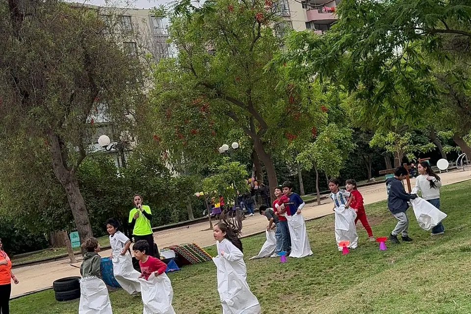 Niños y niñas disfrutando de EscuadrónKids en un cumpleaños