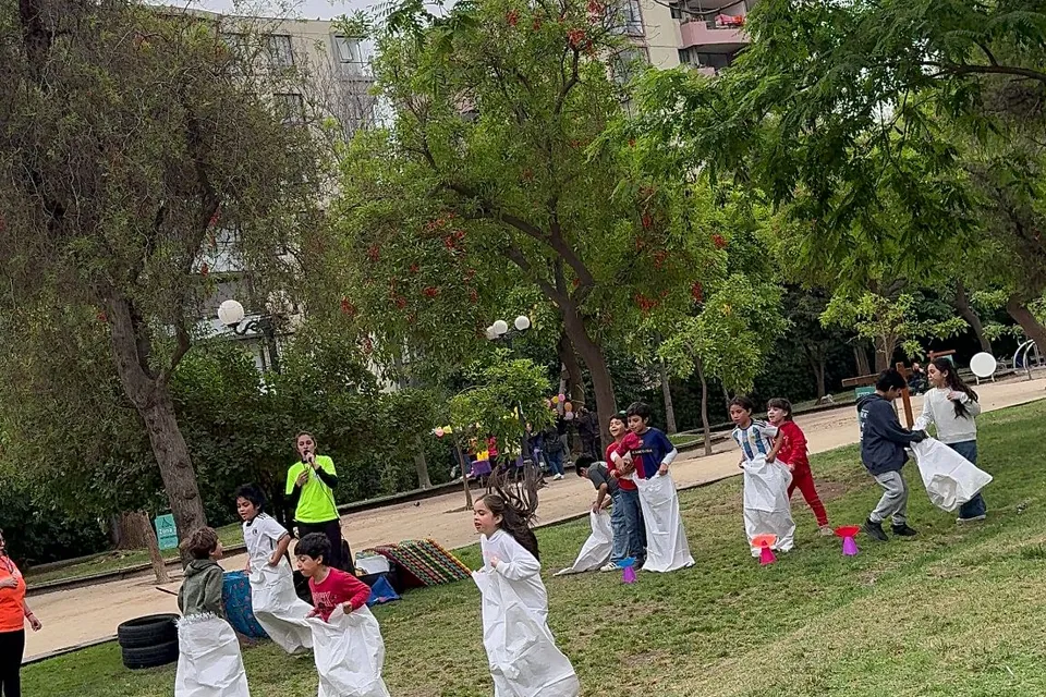 Niños y niñas disfrutando de EscuadrónKids en un cumpleaños