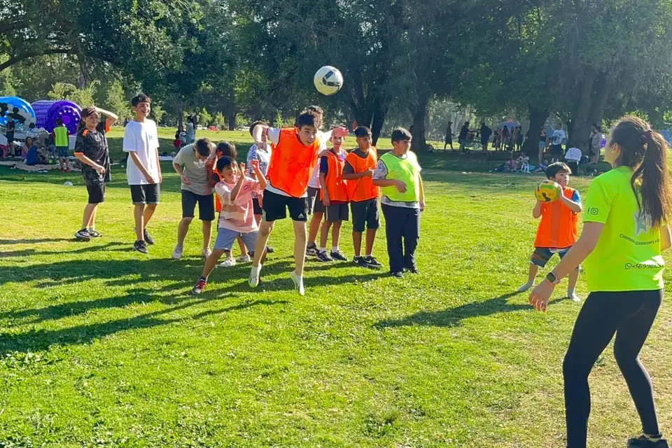 Niños y niñas disfrutando de FútbolKids en un cumpleaños