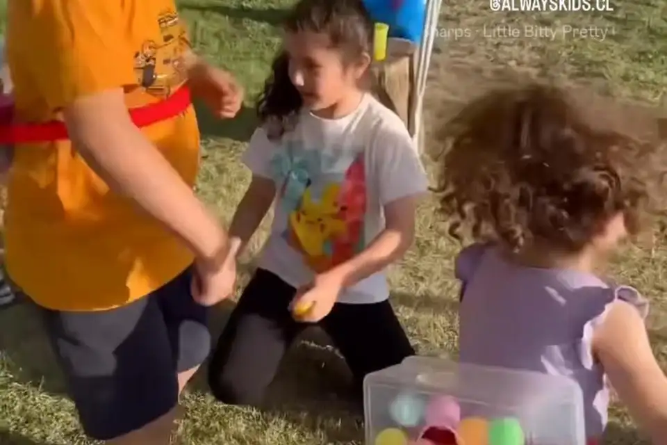 Niños y niñas disfrutando de Sol en un cumpleaños