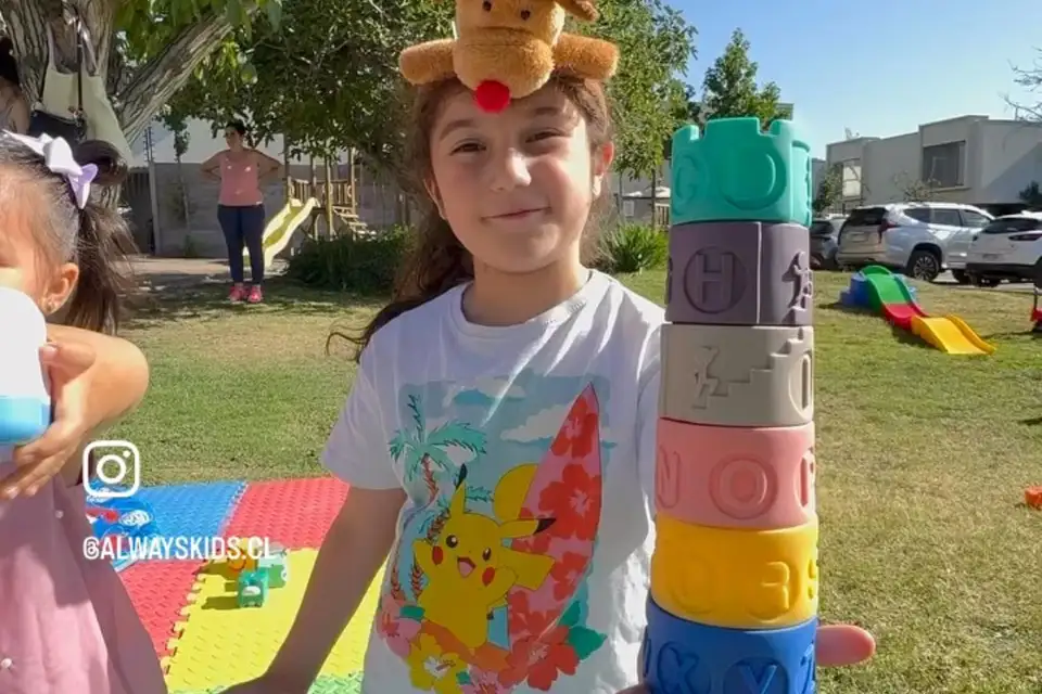 Niños y niñas disfrutando de Terreneitor en un cumpleaños