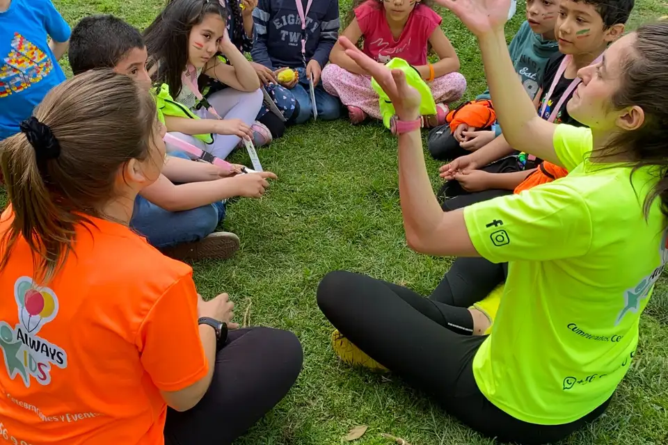 Niños y niñas disfrutando de ZumbaKids en un cumpleaños
